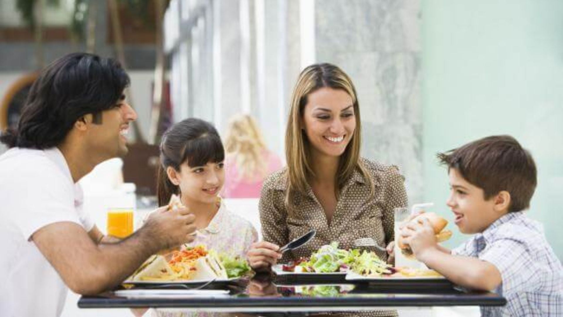 Il mio bambino non vuole mai stare a tavola. Che faccio?