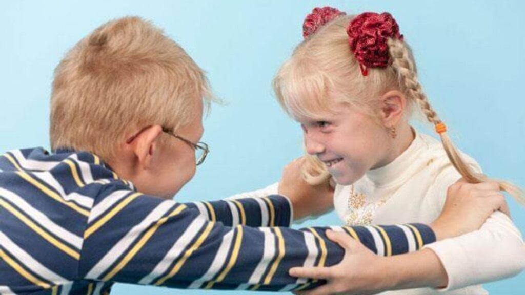 Aiuto: mio figlio picchia la sorellina!