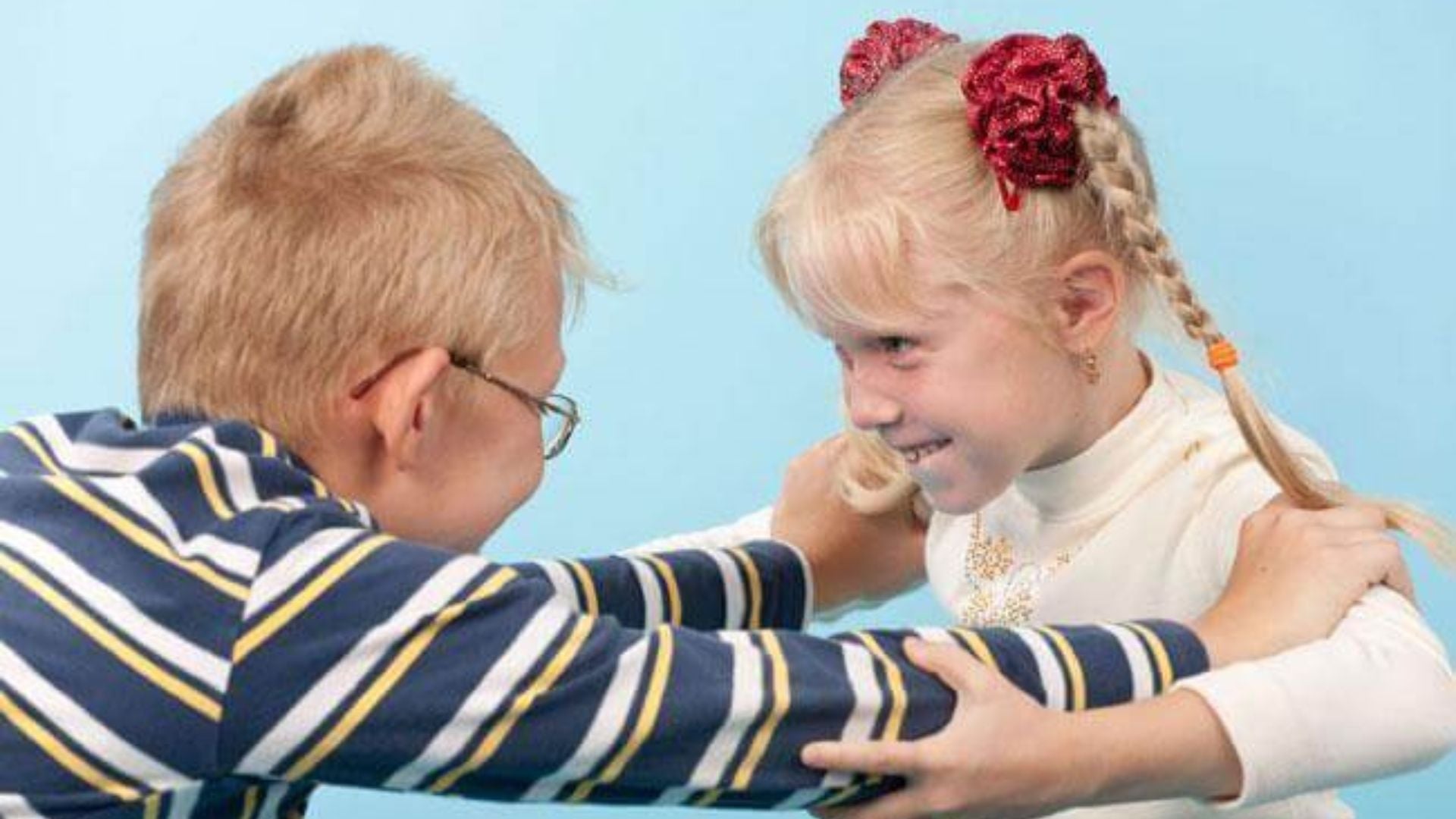 Aiuto: mio figlio picchia la sorellina!