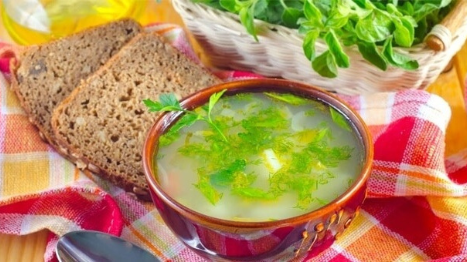 In forma con una tazza di brodo