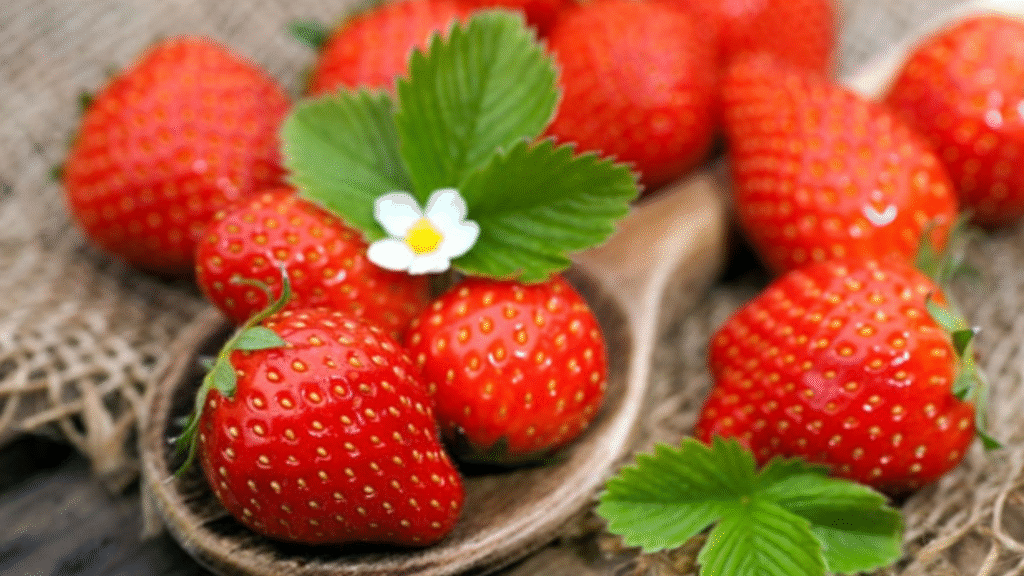 Via una taglia con le fragole