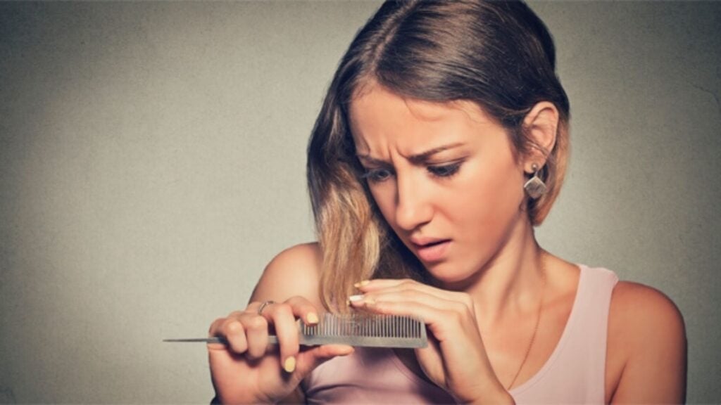 Caduta dei capelli: cosa dice la psicosomatica?