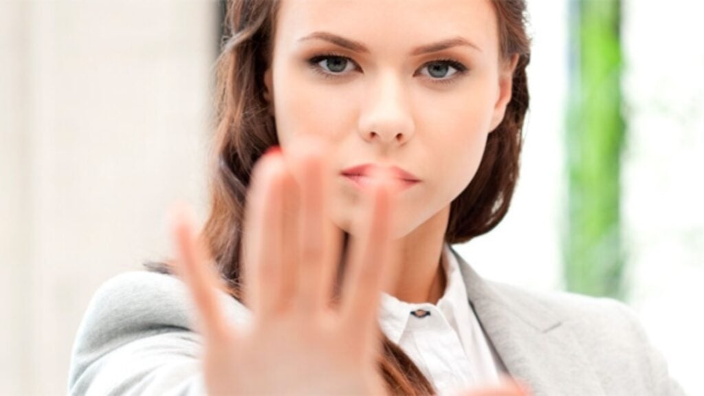 Difenditi da chi vuole imporsi a tutti i costi