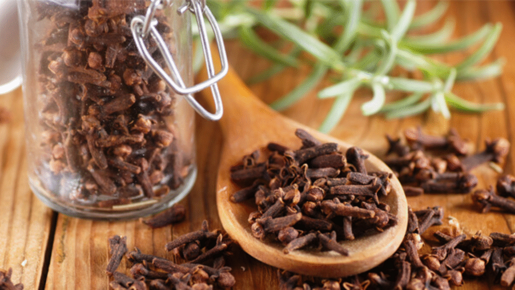 Curare i diverticoli? Ti aiutano i chiodi di garofano