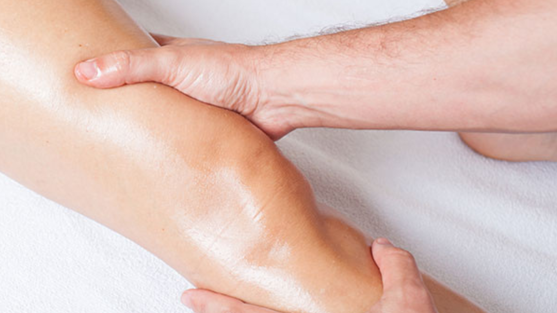 Ginocchia belle e snelle con i massaggi e gli oli giusti