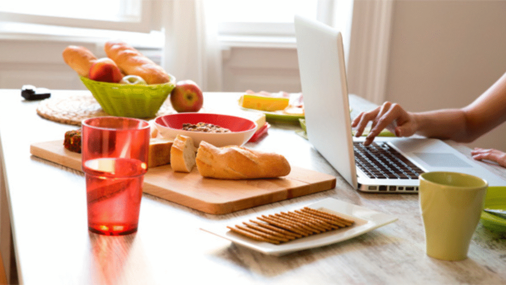 Sgranocchi di continuo mentre lavori? Le regole per smettere