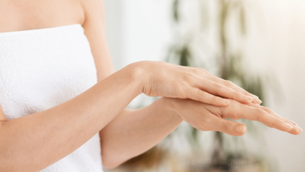 Ragadi e geloni alle mani: ecco i rimedi naturali