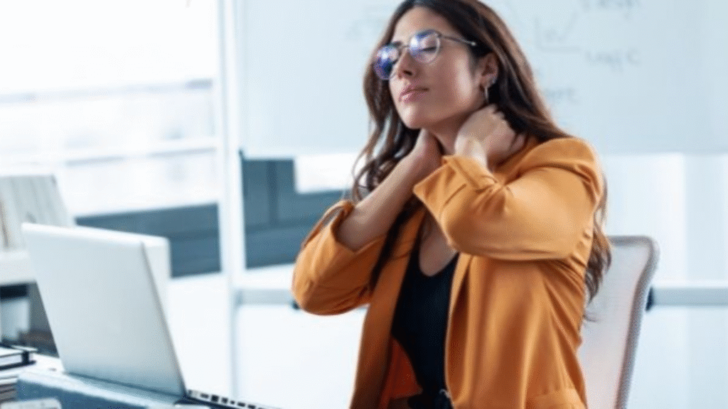 Cervicale: vincila con gli oli essenziali e la postura giusta