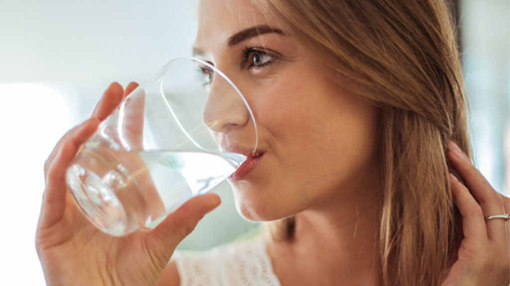 Bere acqua fa dimagrire? Si, se la bevi all'ora giusta!