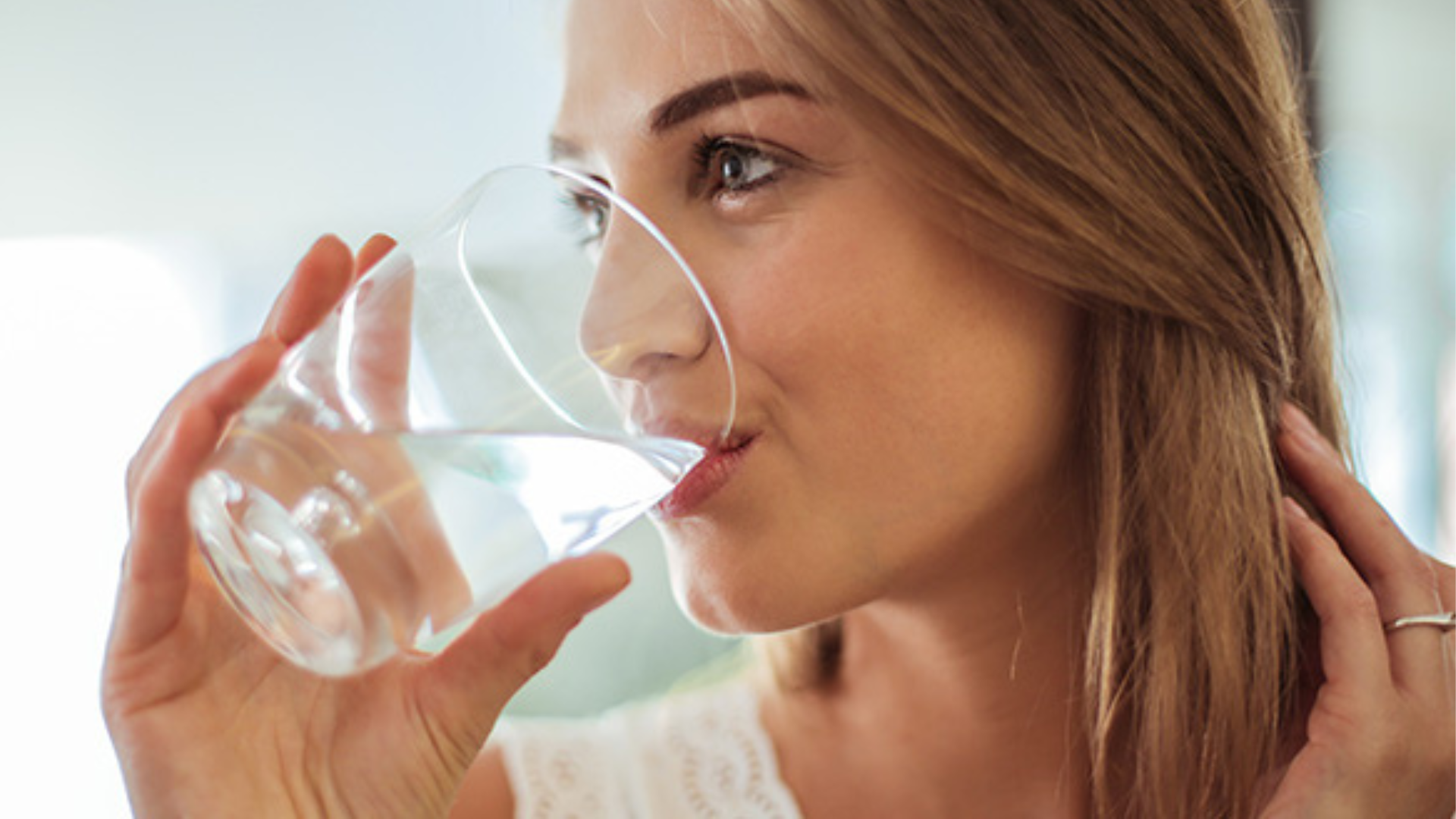 Bere acqua fa dimagrire? Si, se la bevi all’ora giusta!