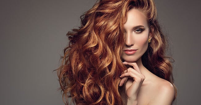 Capelli folti e lucenti con i rimedi naturali giusti