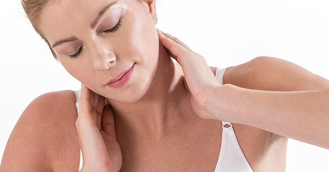 Cervicale addio con impacchi, oli ed erbe