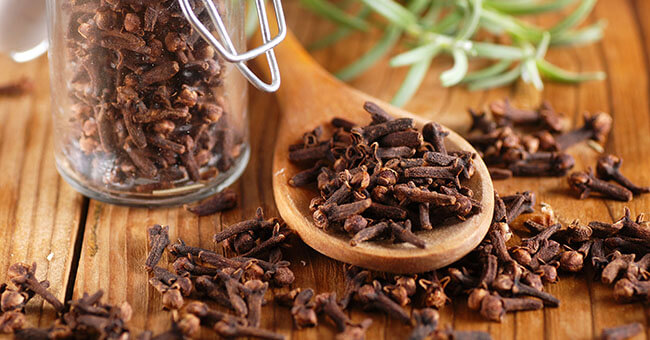 Chiodi di garofano: la spezia analgesica che allevia mal di testa e nausea