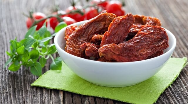 Coi pomodori secchi alt a smagliature e cedimenti