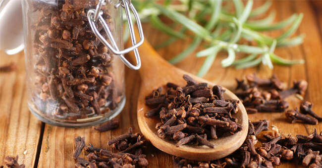 Curare i diverticoli? Ti aiutano i chiodi di garofano