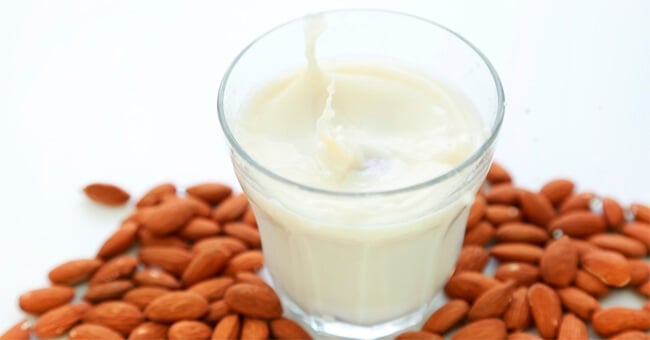 Gusta il latte di mandorla, rinfresca e fa bene