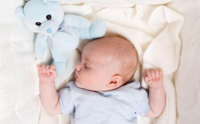 Il tuo bambino non dorme? Ecco cosa fare (da 0 a 3 anni)