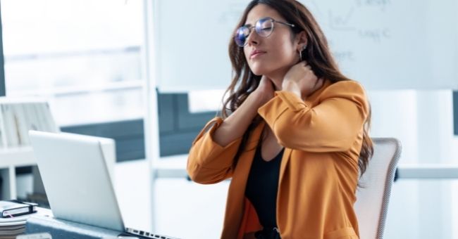 Cervicale: vincila con gli oli essenziali e la postura giusta