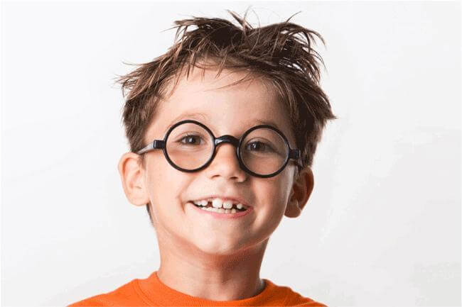 Quando i bambini devono mettere gli occhiali