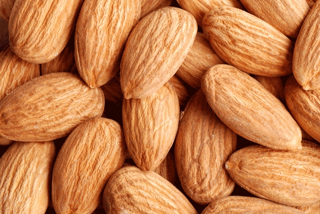 Rinforza le ossa con 10 mandorle al giorno