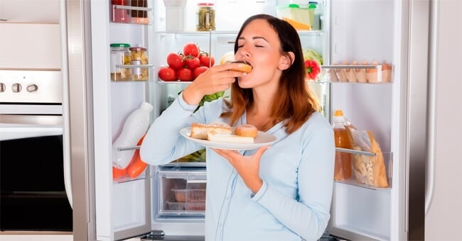 Se il ciclo mestruale ti fa venir fame, fai così