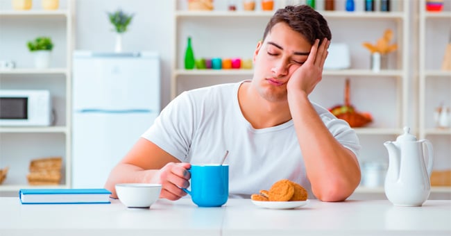 Sono sempre stanco e mangio troppo: che fare?