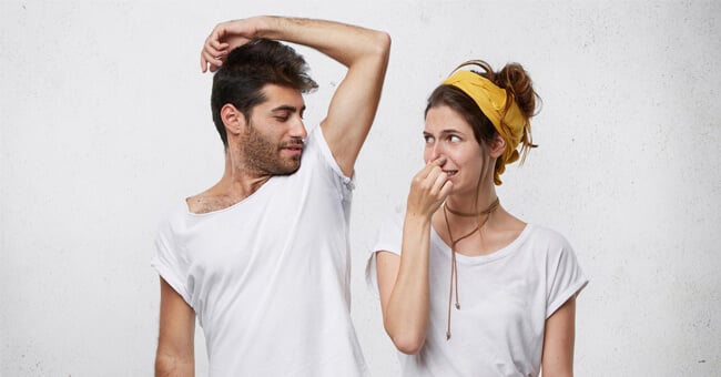 Sudorazione eccessiva in estate? Ecco i rimedi naturali