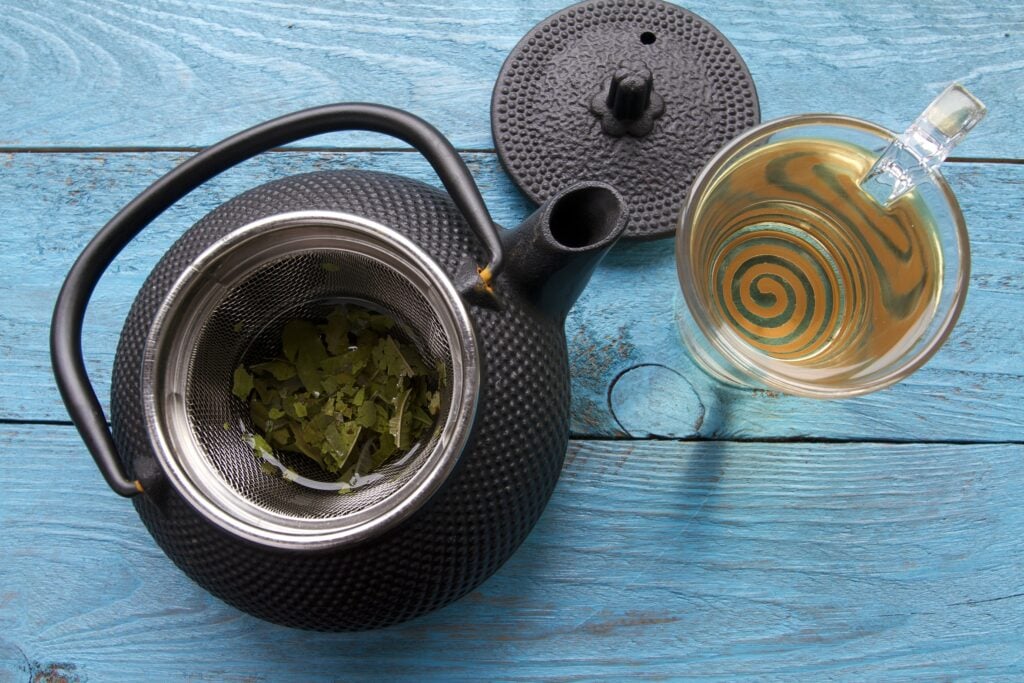 Tè verde: proprietà e usi del re degli antiossidanti