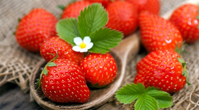 Via una taglia con le fragole