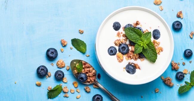 Yogurt greco: più proteine e meno zuccheri