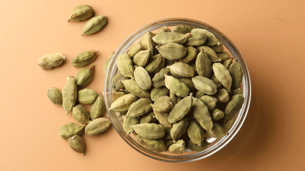 Cardamomo: proprietà, benefici, rimedi naturali e precauzioni d’uso
