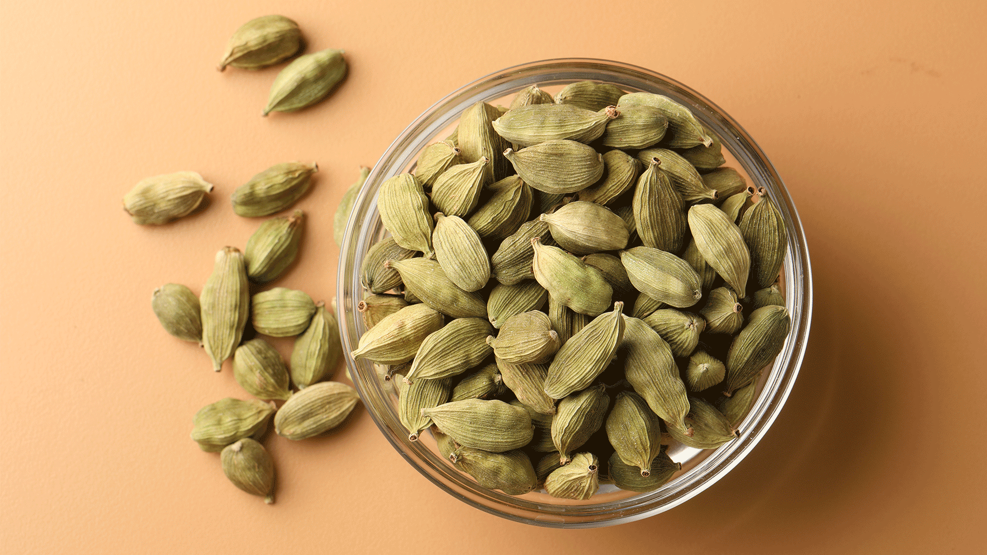 Cardamomo: proprietà, benefici, rimedi naturali e precauzioni d’uso